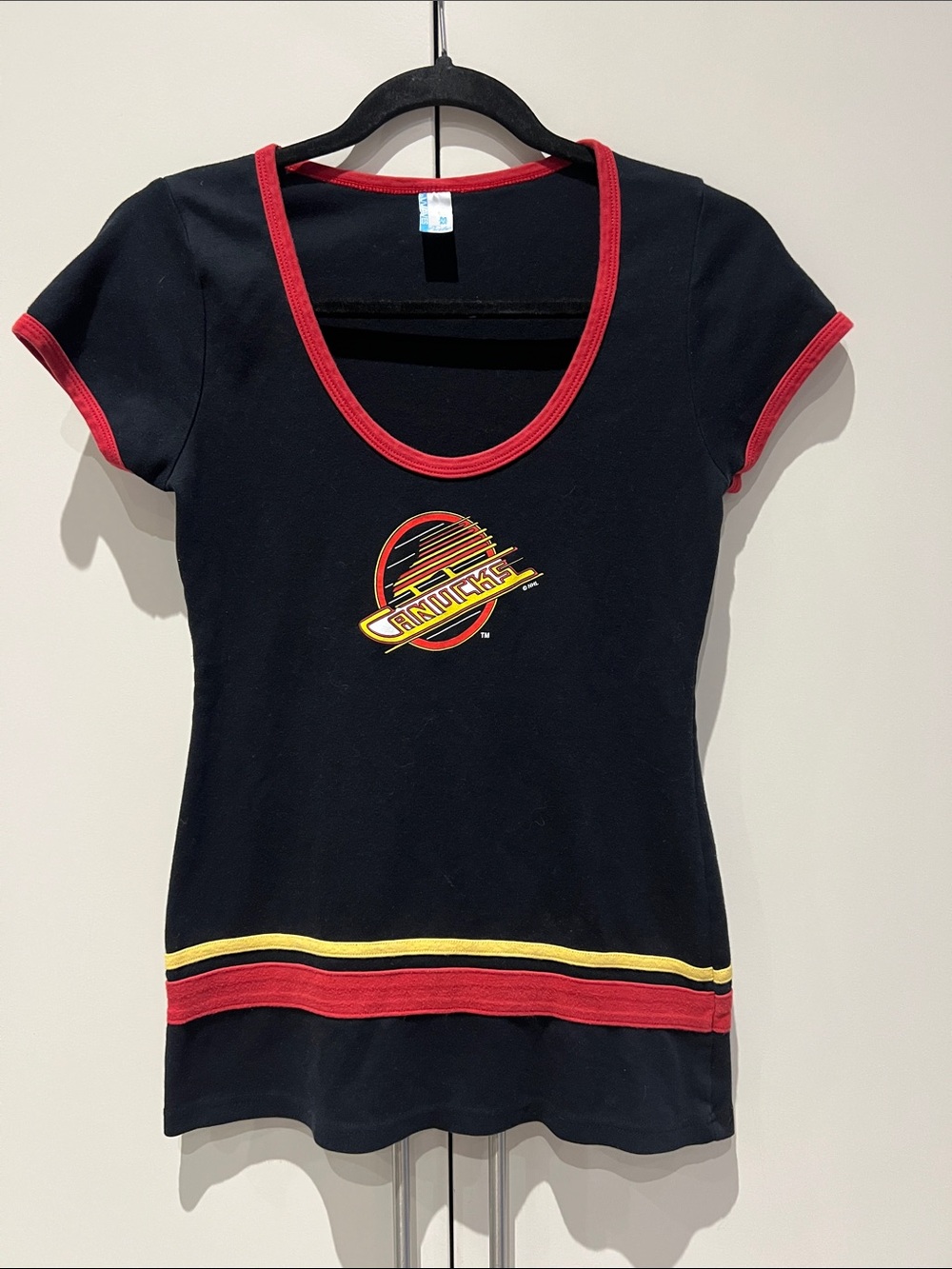 Vintage Y2K Waves Babe NHL Vancouver Canucks  Tshirt  Made in Canada